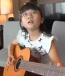 ギターを弾く中川家礼二の娘