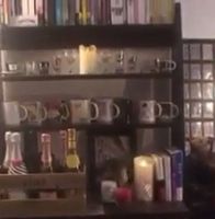 中島健人の自宅のマグカップ、ショットグラス、本、DVD、CD